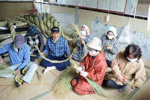 しめ縄づくりに励む一の宮町大注連縄伝承会のメンバー＝阿蘇市