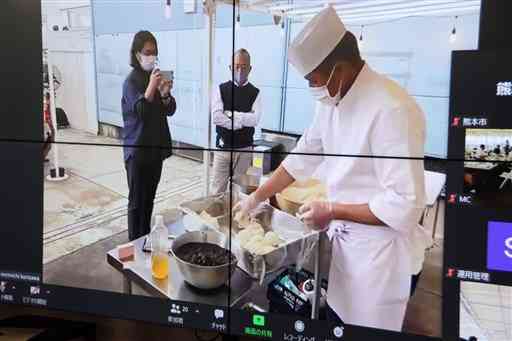「熊本を食べよう！　オンライン　ランチフェア」の東京会場で、県産ヒノヒカリのおにぎりを作る料理人