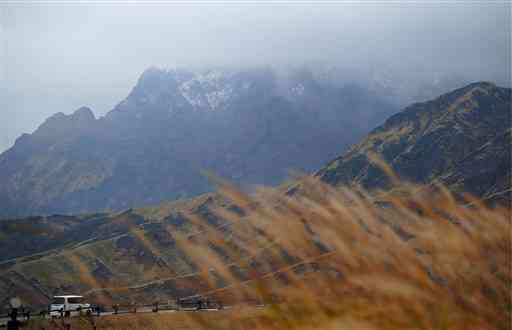 山頂付近が白く染まった阿蘇高岳＝１０日午前１１時４５分ごろ、阿蘇市