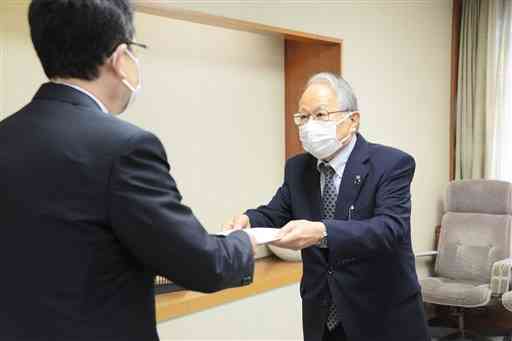 熊本市環境総合計画の「基本的な考え方」について大西一史市長に答申する篠原亮太・市環境審議会長（右）＝熊本市役所