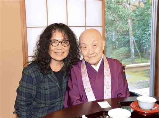 人生相談や文学について語り合った瀬戸内寂聴さん（左）と伊藤比呂美さん＝２０１８年１２月、京都市の寂庵（清島理紗）