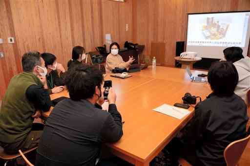 事業者を対象にしたスキルアップ講座で写真の撮り方を学ぶ参加者＝五木村