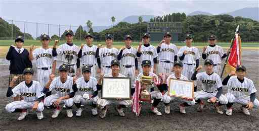 延長戦を制して６季ぶりの優勝を果たした開新の選手たち＝ビーラインスポーツパーク姶良野球場