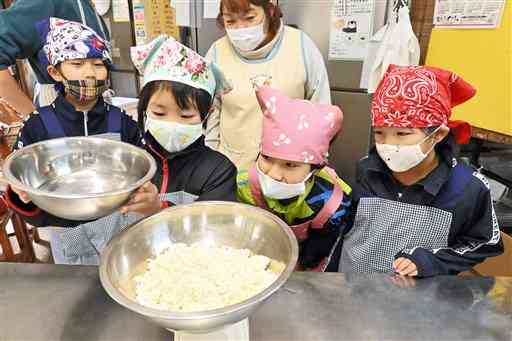 おからを使ったケーキを作る天草小の児童＝天草市