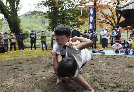 元気いっぱい相撲を取る一勝地小の子どもたち＝球磨村