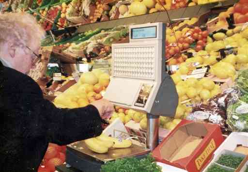 ドイツ・エッカーンフェルデ市では野菜や果物の未包装販売は当たり前。必要な分を客が自ら計量していた＝１９９９年７月
