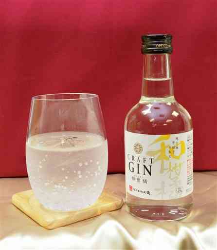 八代産の３種類の柑橘を原料にしたジン「ＣＲＡＦＴ　ＧＩＮ　和柑橘」＝八代市