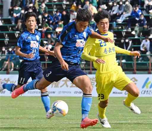 【大津－秀岳館】前半３２分、抜け出した大津の日高（３）がシュートを決め、３－０とする＝水前寺競技場（石本智）