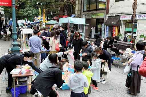 家族連れでにぎわう「上通並木坂えびす祭り」の縁日コーナー＝熊本市中央区