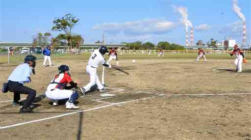 九州各地の２２チームが熱戦を展開した九州シニアソフトボール八代大会＝八代市