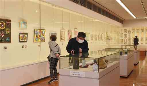 県内の障害者の作品が展示されている「くまもと障がい者芸術展」＝熊本市中央区