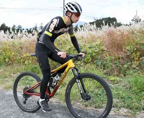全日本自転車選手権のマウンテンバイクＸＣＥ男子エリートを制した森下尚仁（高専八代）。普段は阿蘇方面で鍛えている＝西原村