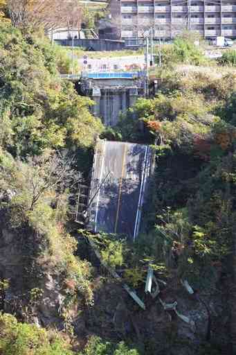 熊本地震で崩落し、県が震災遺構として保存工事を施す旧阿蘇大橋＝１７日、南阿蘇村
