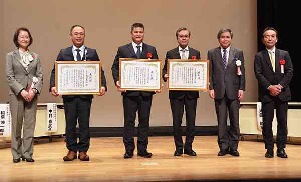 九州・山口７０歳現役社会推進協議会長表彰を受けた企業の代表者ら＝１７日、熊本市中央区