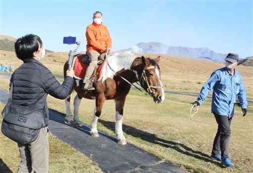 東南アジアの旅行会社などに向けて行われたオンラインツアー。草千里での乗馬体験などを紹介した＝南阿蘇村