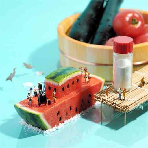 スイカを船に見立て、天草の海をイメージした田中達也さんの作品（（Ｃ）２０１０熊本県くまモン）