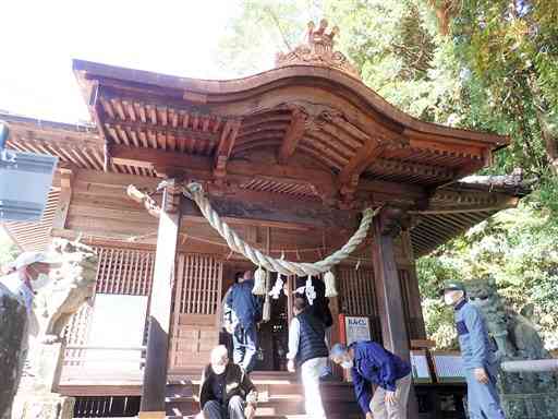 屋根や破風板の一部を修復した湯出神社の拝殿＝水俣市