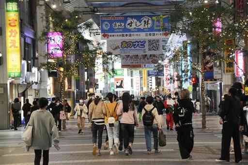 大勢の買い物客らでにぎわう日曜夕方の下通アーケード＝７日、熊本市中央区