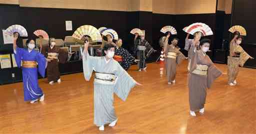 北部公民館で開かれている「自主講座」で、日本舞踊を習う受講者たち＝１９日、熊本市北区