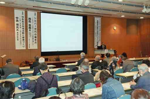 高齢者の生きがいづくりについて学んだ講演会＝２０日、熊本市中央区