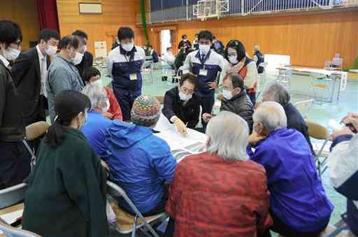 輪中堤と宅地かさ上げに関して、集落ごとに意見交換する住民ら＝２０日、八代市	