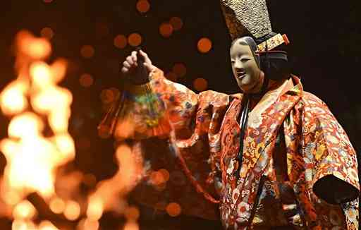 薪がたかれる中、披露された「舟弁慶」＝２０日夜、熊本市中央区の出水神社能楽殿（後藤仁孝）