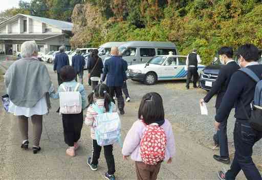 熊本市動植物園への日帰り旅行に出掛ける子どもたち＝荒尾市