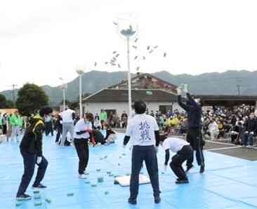 玉入れ選手権で盛り上がる「しんわ楊貴妃祭り」の会場＝天草市