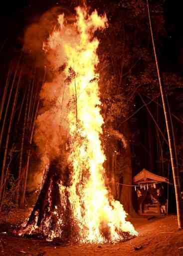 やぐらが勢いよく燃え上がる芭蕉菅原神社のどんどや＝熊本市北区