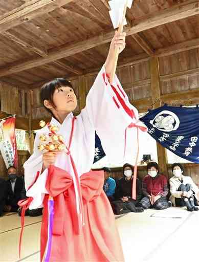 住民らを前に、優雅に神楽を舞う山本癒月ちゃん＝天草市