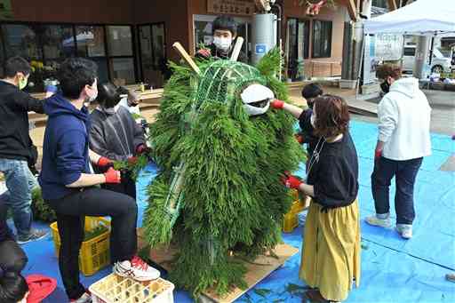 大造り物の制作を体験する住民や小中学生ら＝山都町