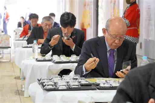 出品されたコメの味や見た目、香りを評価する審査員＝菊池市