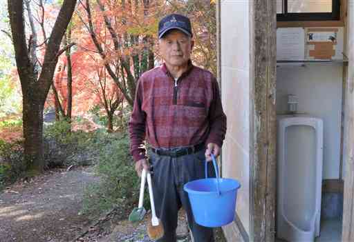 ボランティアで七滝神社のトイレ清掃を毎月２回続けている井手基二さん＝御船町