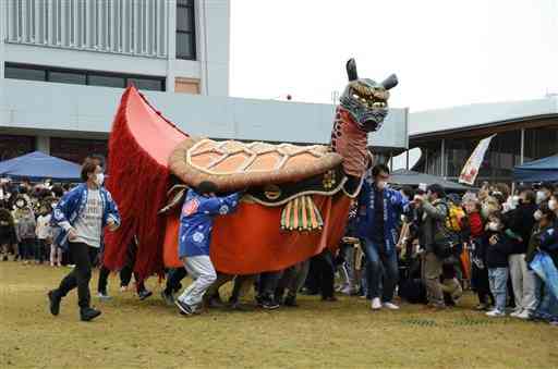 お祭りでんでん館で披露された八代妙見祭の亀蛇＝八代市