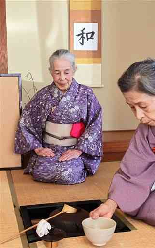 生徒（右）の所作に厳しい視線を送る澤田和代さん＝宇土市