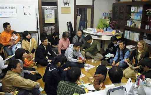 かんくまの学習会。参加者は床に座り込み、熱の入った議論を重ねた＝２００６年、熊本市