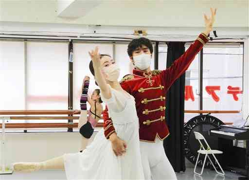 「熊本の子供たちに贈るバレエの宝石箱」に向けて練習するダンサー＝熊本市中央区