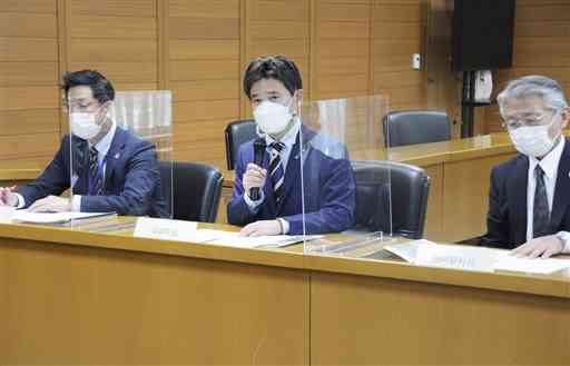 記者会見で県に財政支援を求めたことを説明する草村大成高森町長（中央）＝２５日、県庁