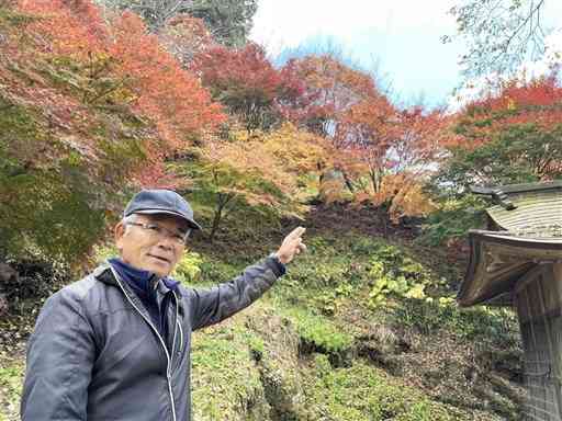 集落の「お堂」（右）のそばに、独りで紅葉を植え続けている石田●介さん＝美里町
