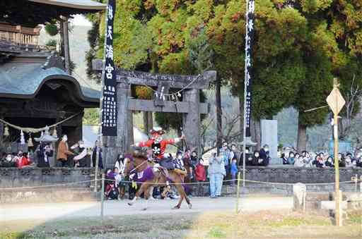 梅林天満宮で奉納された流鏑馬。矢が的中すると大きな歓声が上がった＝玉名市