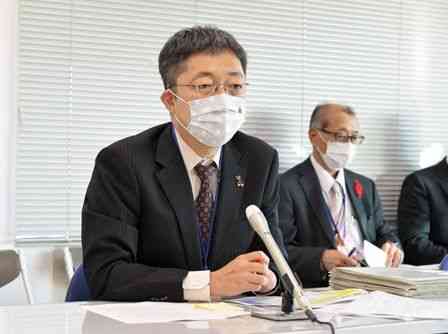 新型コロナの感染リスクレベルを「レベル１」に引き下げたことを説明する木村敬副知事＝２６日、県庁
