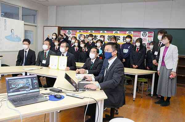 オンライン調印式で、台湾の生徒たちに笑顔を見せる熊本高関係者＝２６日、熊本市中央区