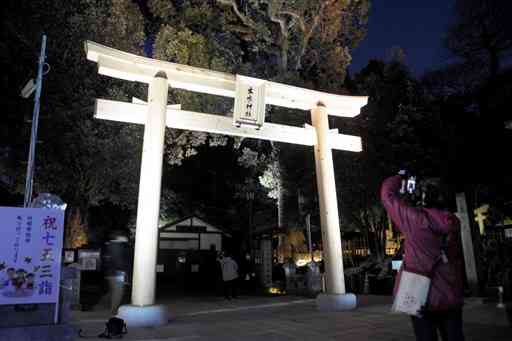 ライトアップされた出水神社表参道の鳥居＝熊本市中央区