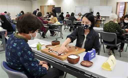 囲碁を楽しむ女性たちが競い合った「くまもと女流囲碁まつり」＝熊本市中央区