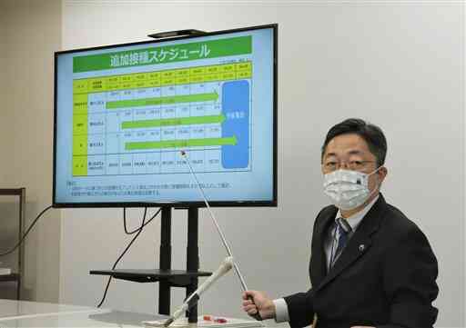新型コロナウイルスワクチンの３回目接種について説明する木村敬副知事＝２９日、県庁