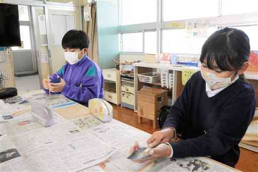 木を削りながら箸作りに挑む田底小の児童ら＝熊本市北区