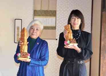 第１３回香梅アートアワードを受賞した高木礼子さん（左）と奨励賞の尾崎たまきさん＝熊本市中央区