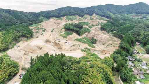 山肌がむき出しになったメガソーラーの建設現場。８月の大雨などで大量の土砂が近くの農地や河川に流出した＝南関町小原（小型無人機で９月に撮影）