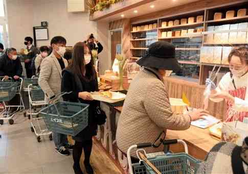 開店早々、パンを買い求めて並ぶ人たち＝１０日、人吉市
