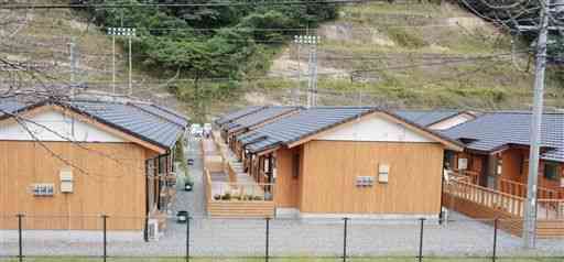 昨年７月豪雨の被災者が暮らす木造の仮設住宅＝球磨村渡